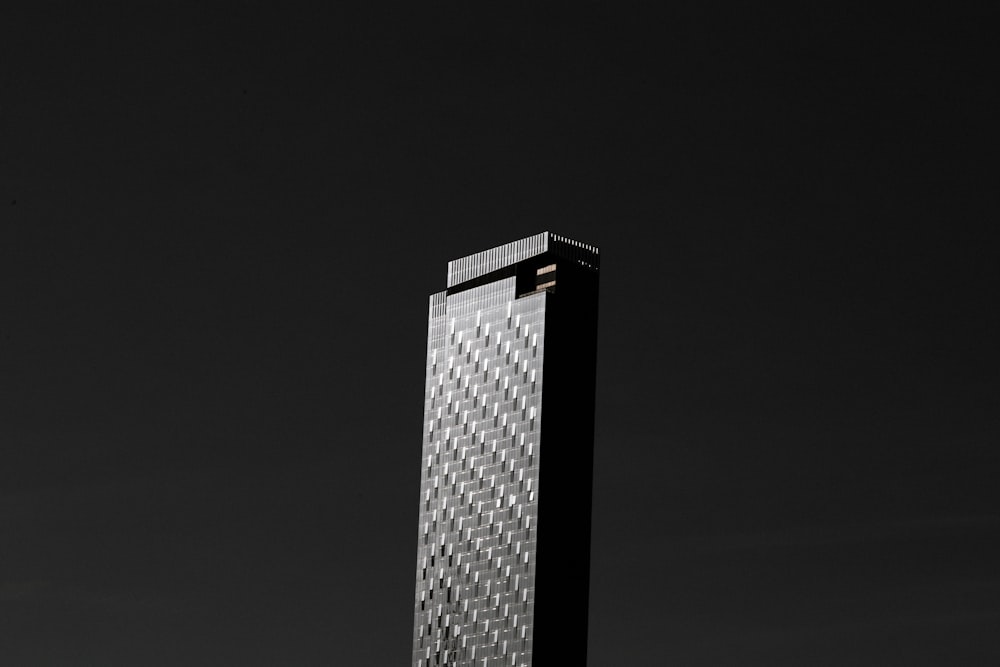 um edifício muito alto no meio de um céu escuro