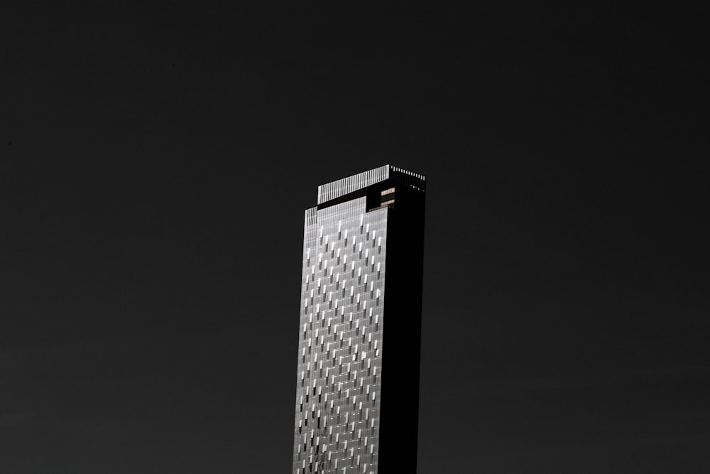 Un edificio muy alto en medio de un cielo oscuro
