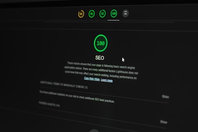 A dark-themed web interface displays an SEO performance score of 100. Multiple indicators at the top show different scores in circular icons. Text below explains the significance of the SEO score and offers additional actions to improve website optimization. A cursor is partially visible.
