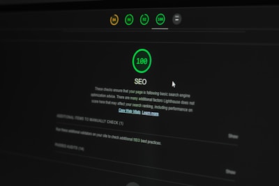 A dark-themed web interface displays an SEO performance score of 100. Multiple indicators at the top show different scores in circular icons. Text below explains the significance of the SEO score and offers additional actions to improve website optimization. A cursor is partially visible.