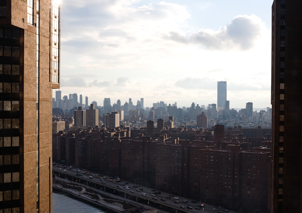 uma vista de uma cidade a partir de um edifício alto