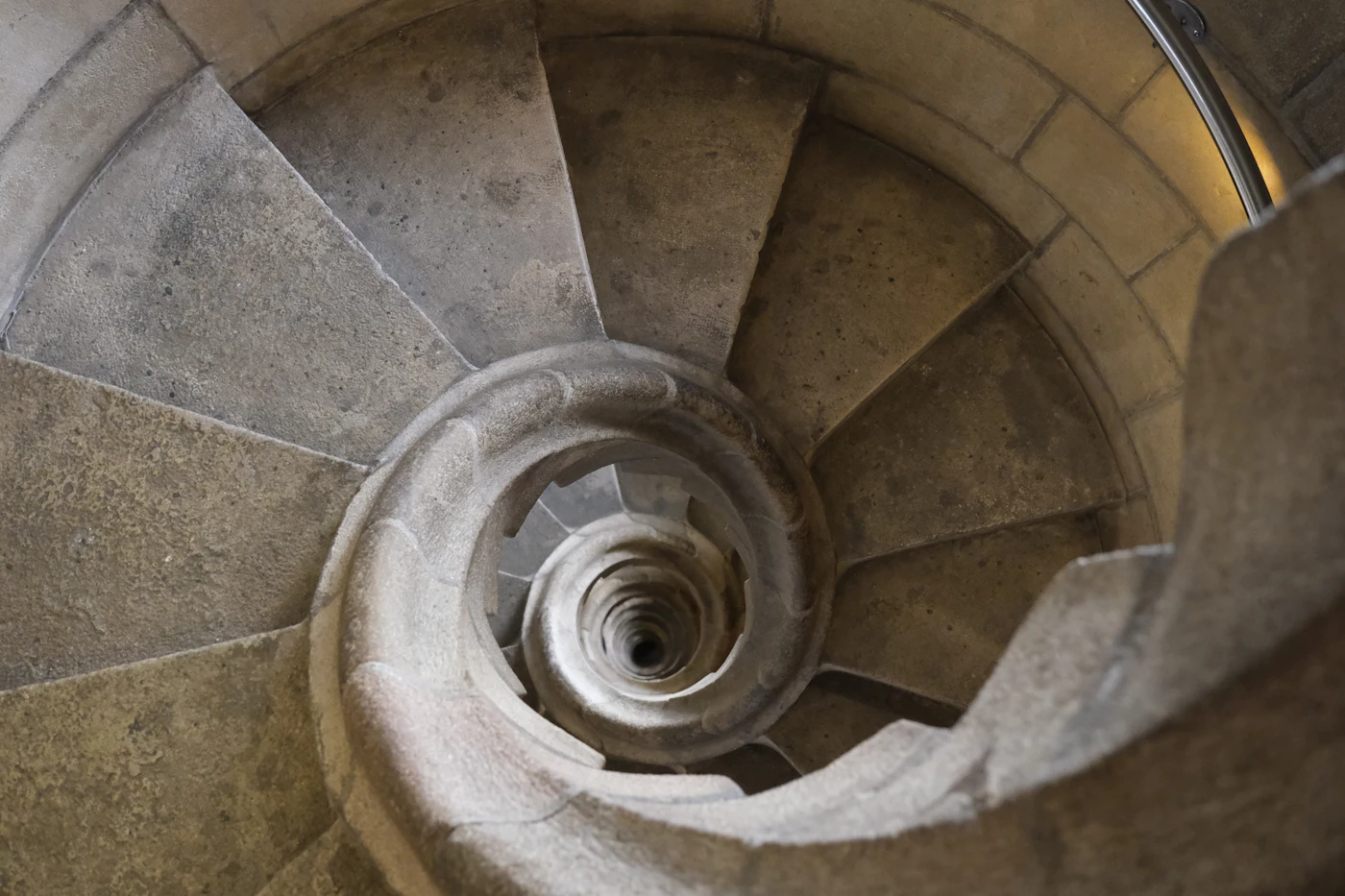 Stenen wenteltrap in een toren van de Sagrada Família in Barcelona