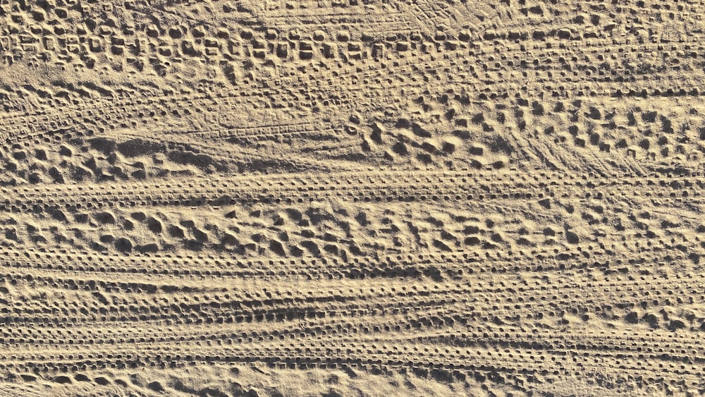 모래의 흔적이있는 모래 표면의 클로즈업