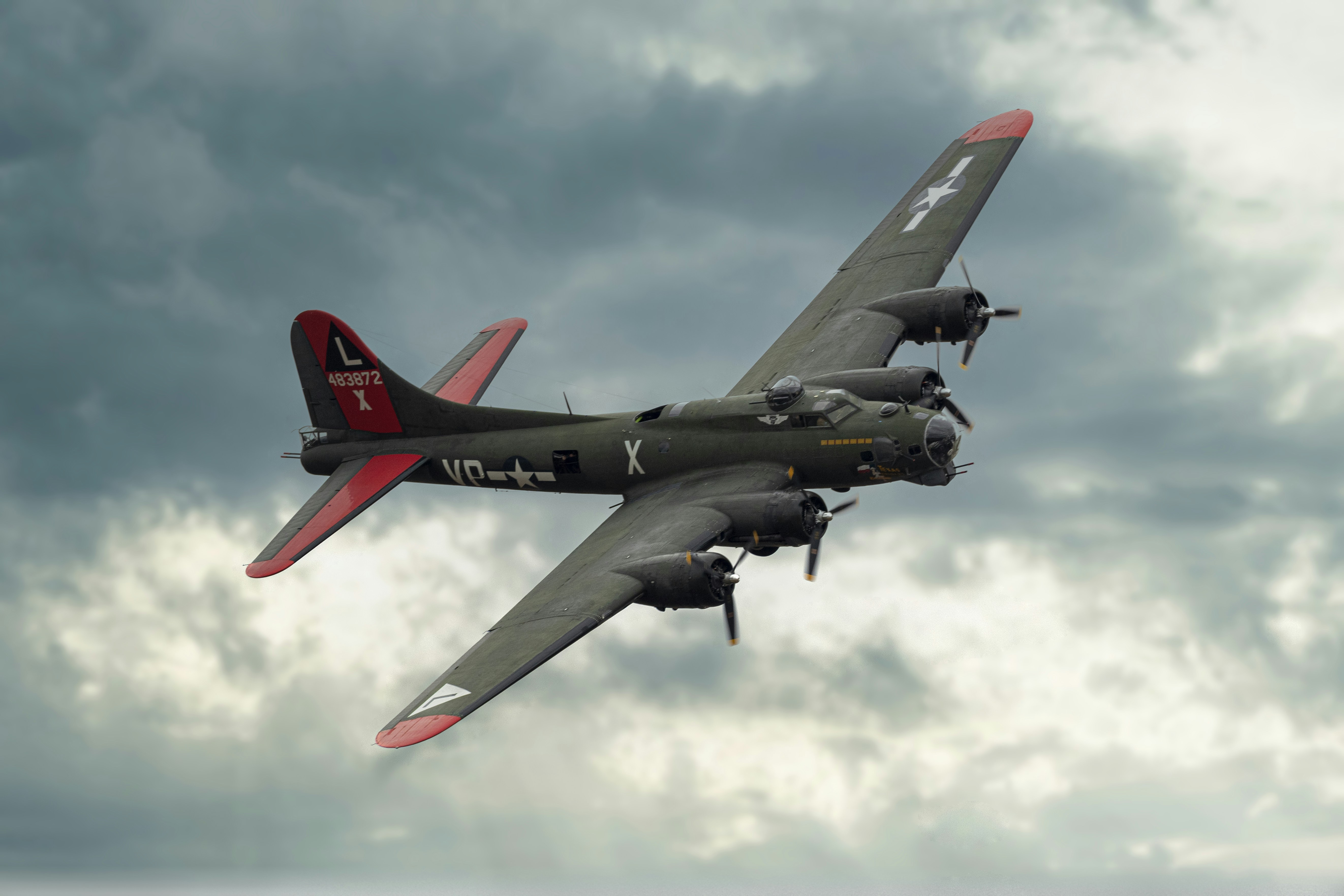 艦船モデル グレー・赤 飛行機付き