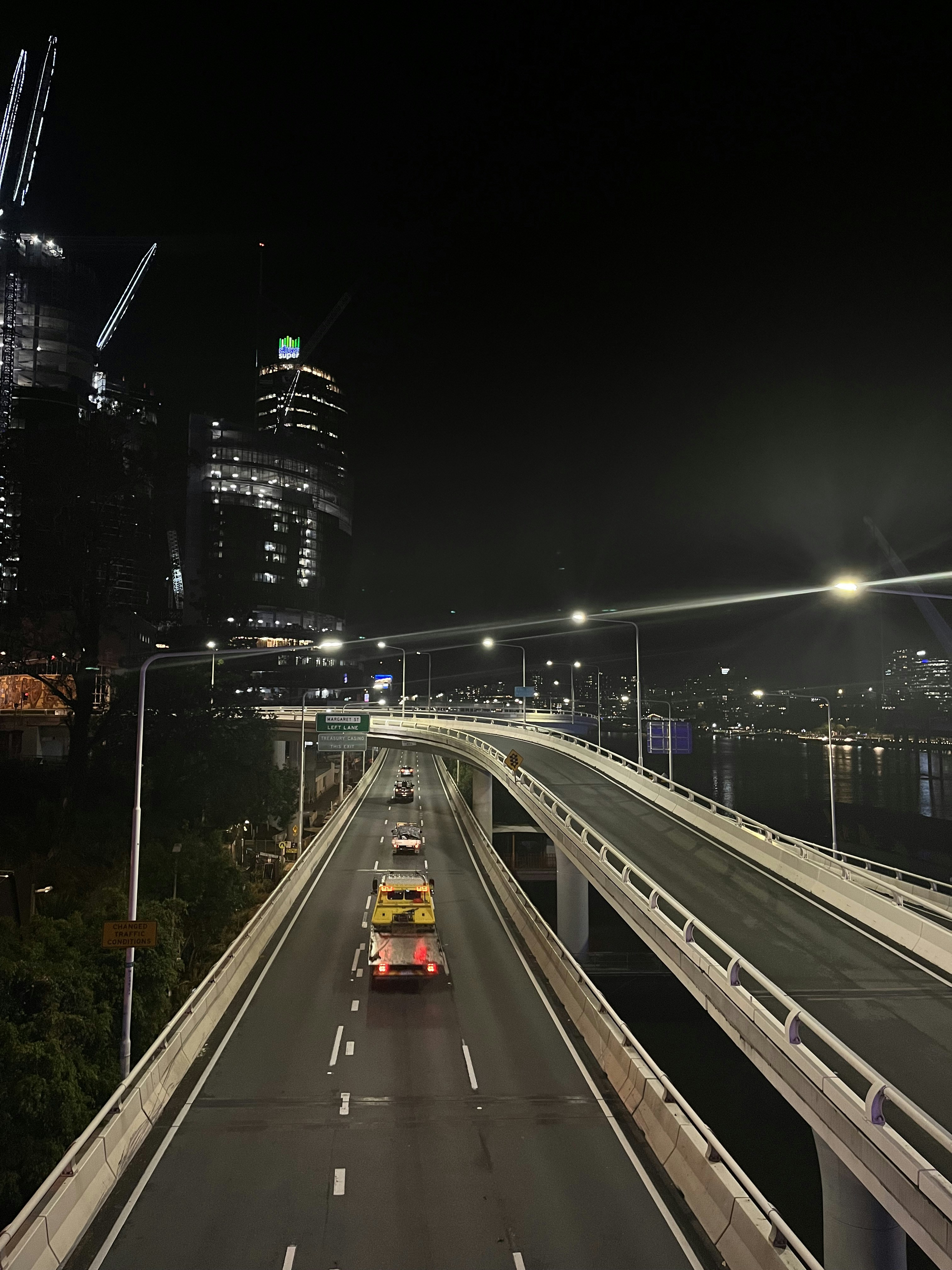 Çekici kamyonu gece yolda çalışıyor, turuncu uyarı ışıkları, karanlık yol ortamı