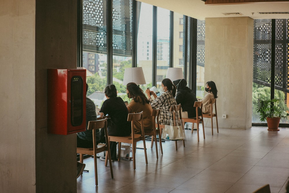 Un grupo de personas sentadas en una mesa en un restaurante