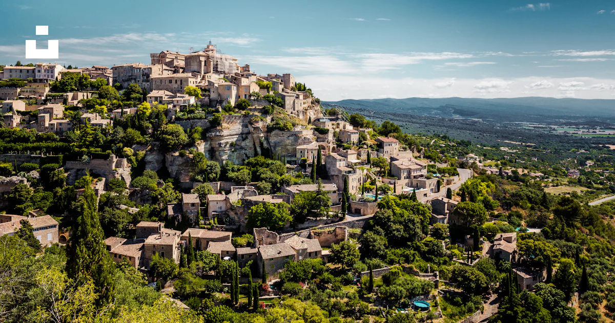 Un Village Au Sommet D une Colline Entour e D arbres Photo Photo un-village-au-sommet-d-une-colline-entour-e-d-arbres-photo-photo