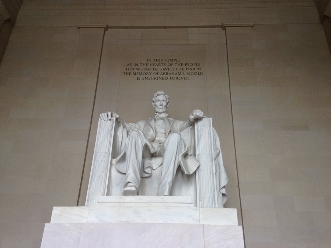 a statue of abraham lincoln in the lincoln memorial