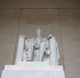 a statue of abraham lincoln in the lincoln memorial