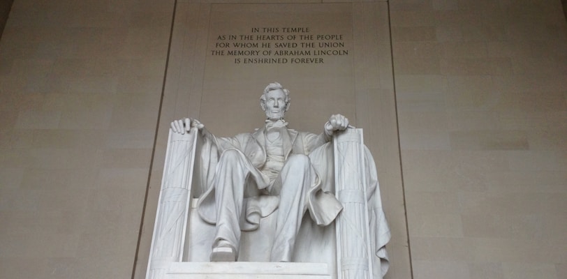 a statue of abraham lincoln in the lincoln memorial