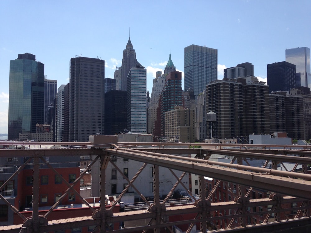 Una vista dello skyline di una città da un ponte