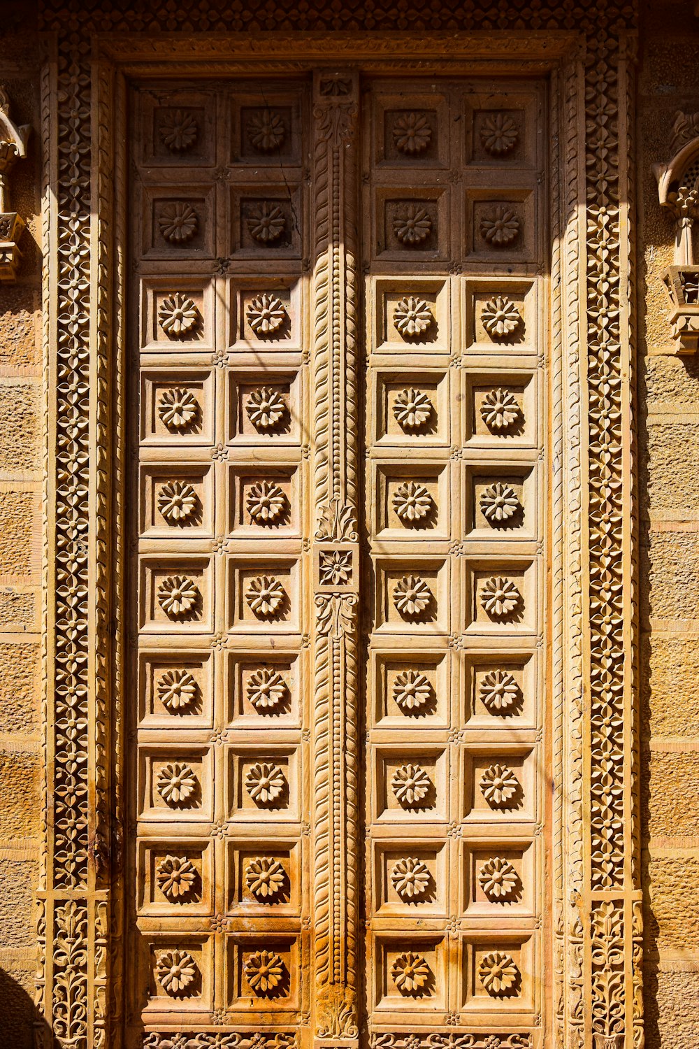 Una gran puerta de madera con intrincadas tallas en ella