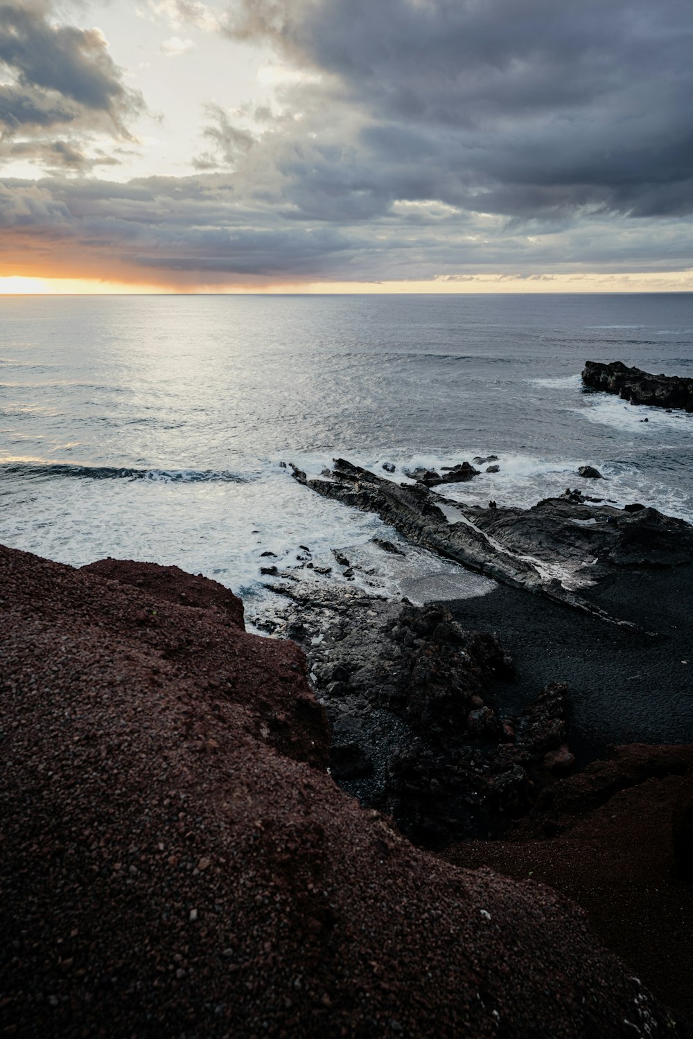 Une vue de l’océan depuis un rivage rocheux