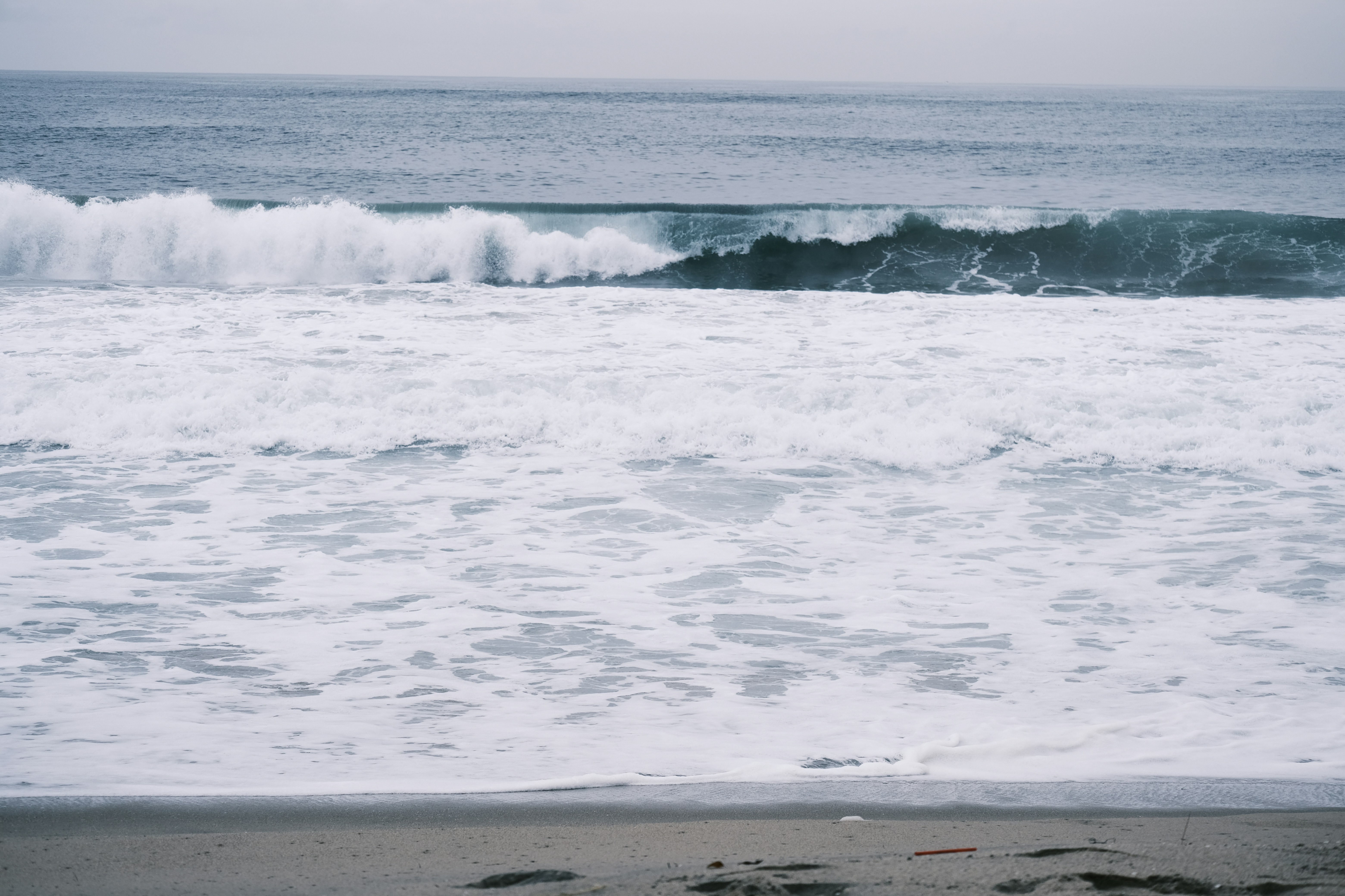 Un grande segno d'amore rosso seduto sulla cima di una spiaggia sabbiosa  foto – Immagine gratis di Spiaggia su Unsplash, image size:3000x2000