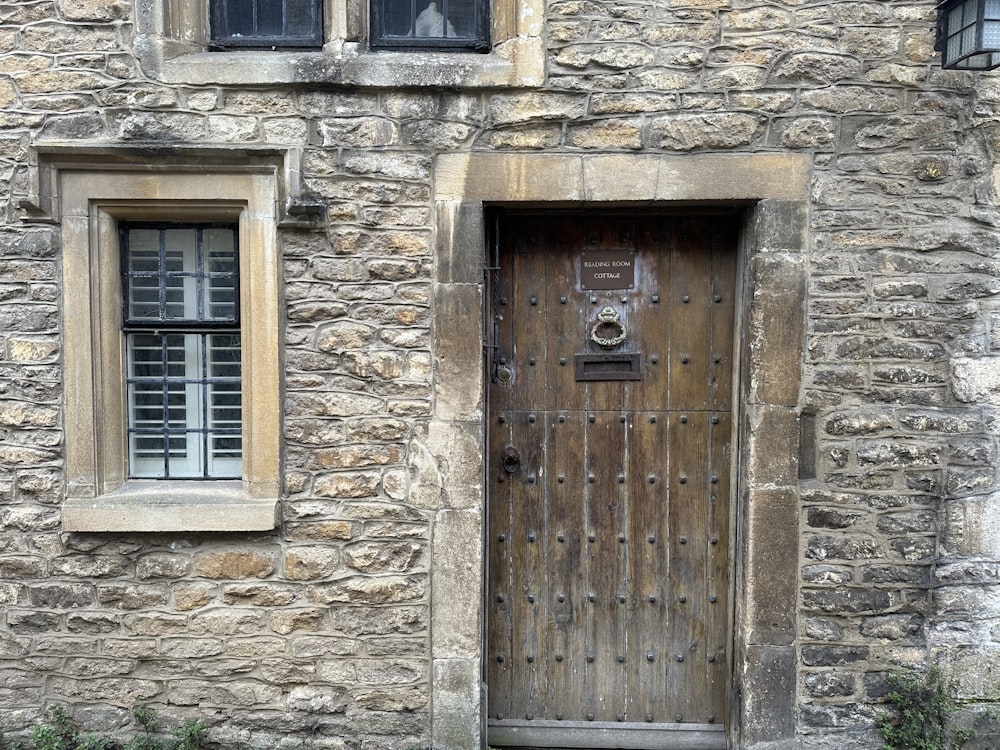 una puerta de madera frente a un edificio de piedra