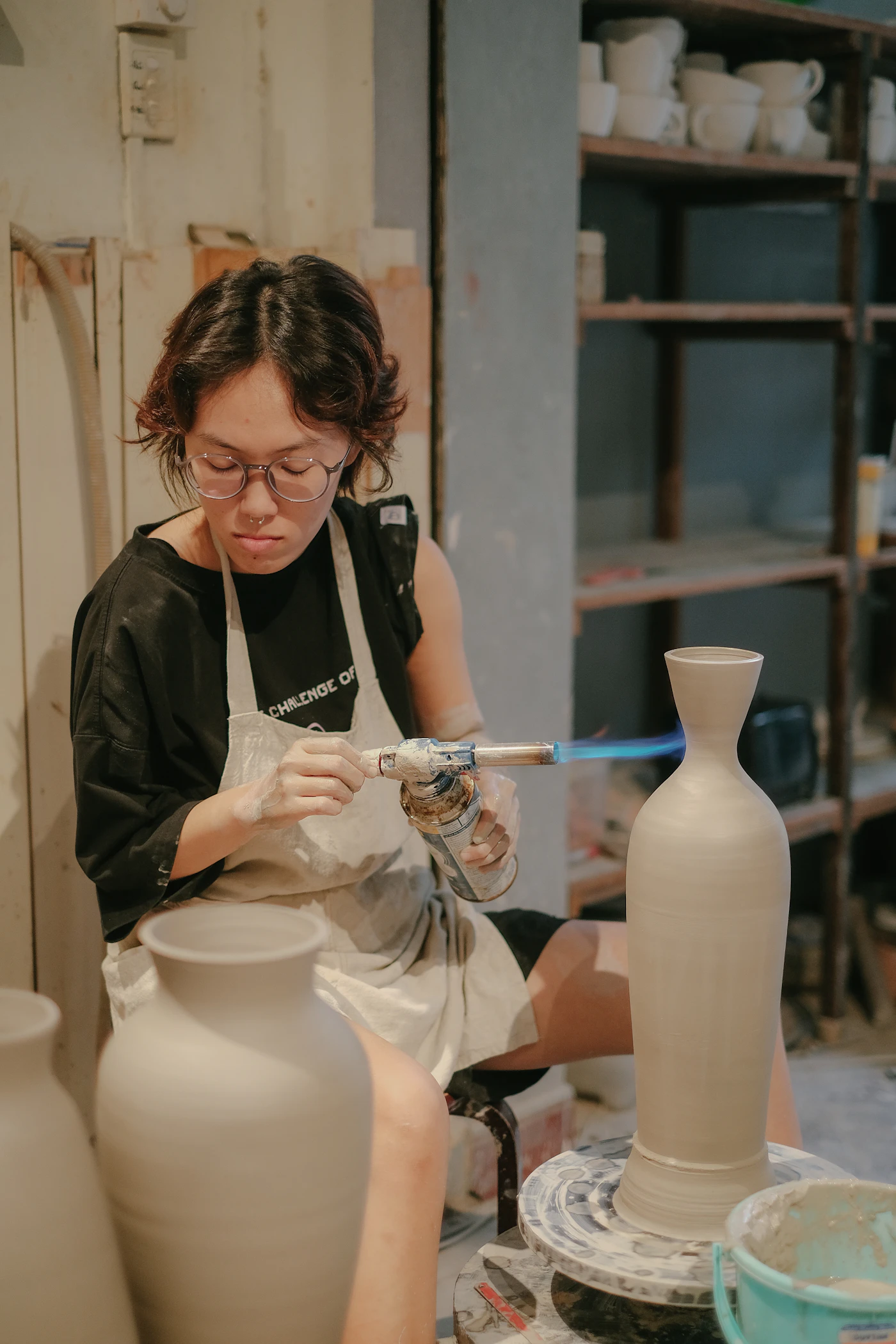 Angelica Obino werkt geconcentreerd aan een vaas in haar keramiek atelier in Nijmegen