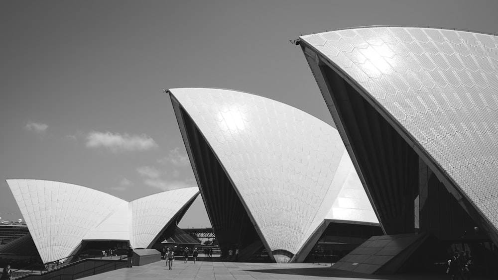 Una foto en blanco y negro de la Ópera de Sídney
