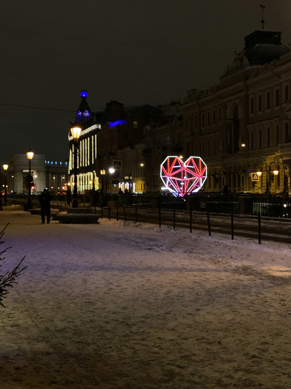 Un par de luces que están en la nieve