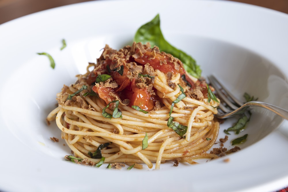 ein Teller Spaghetti mit Fleisch und Tomatensauce