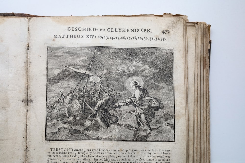 Un vieux livre avec une photo d’un homme sur un bateau