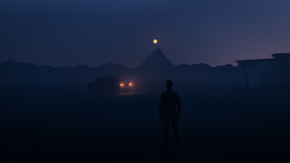 Ein Mann, der nachts mitten auf einem Feld steht