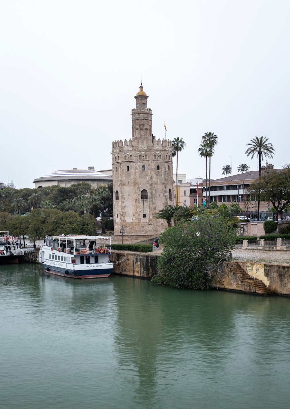 un río que tiene algunos barcos en él