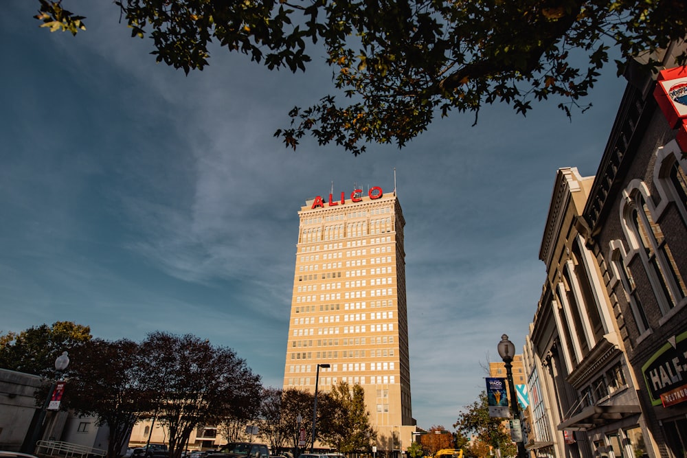 Un edificio alto seduto accanto a un semaforo