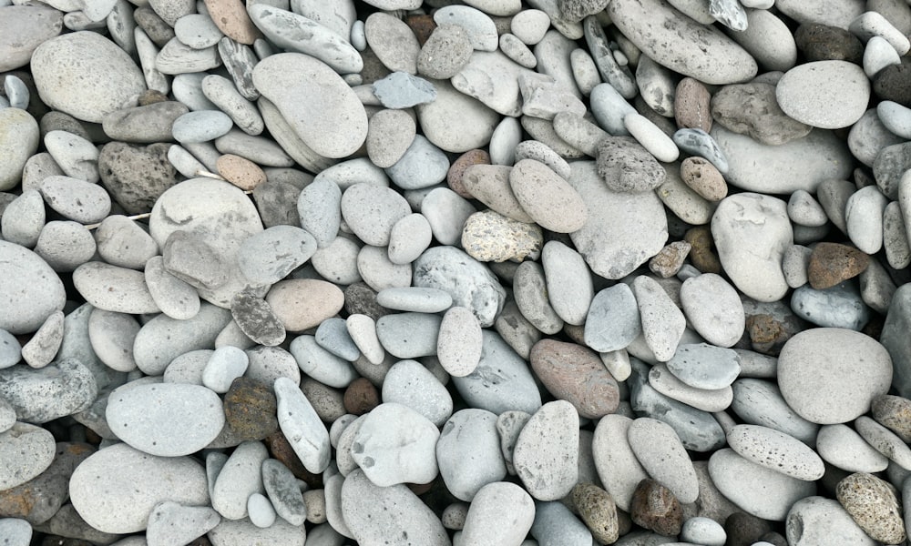 a close up of a bunch of rocks