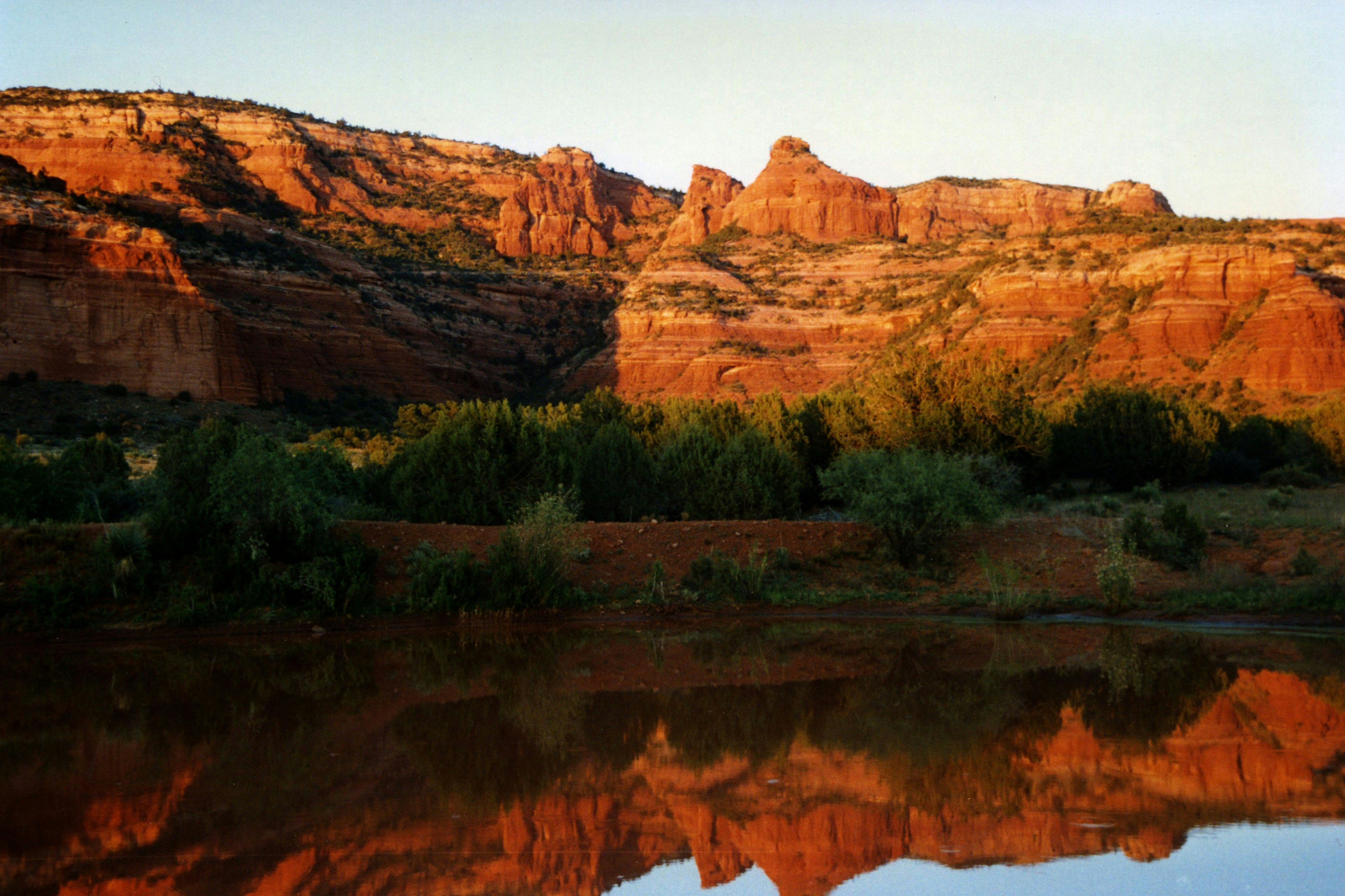 une chaîne de montagnes avec un plan d’eau devant elle