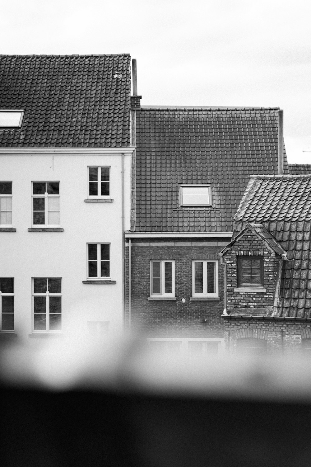 a black and white photo of some buildings