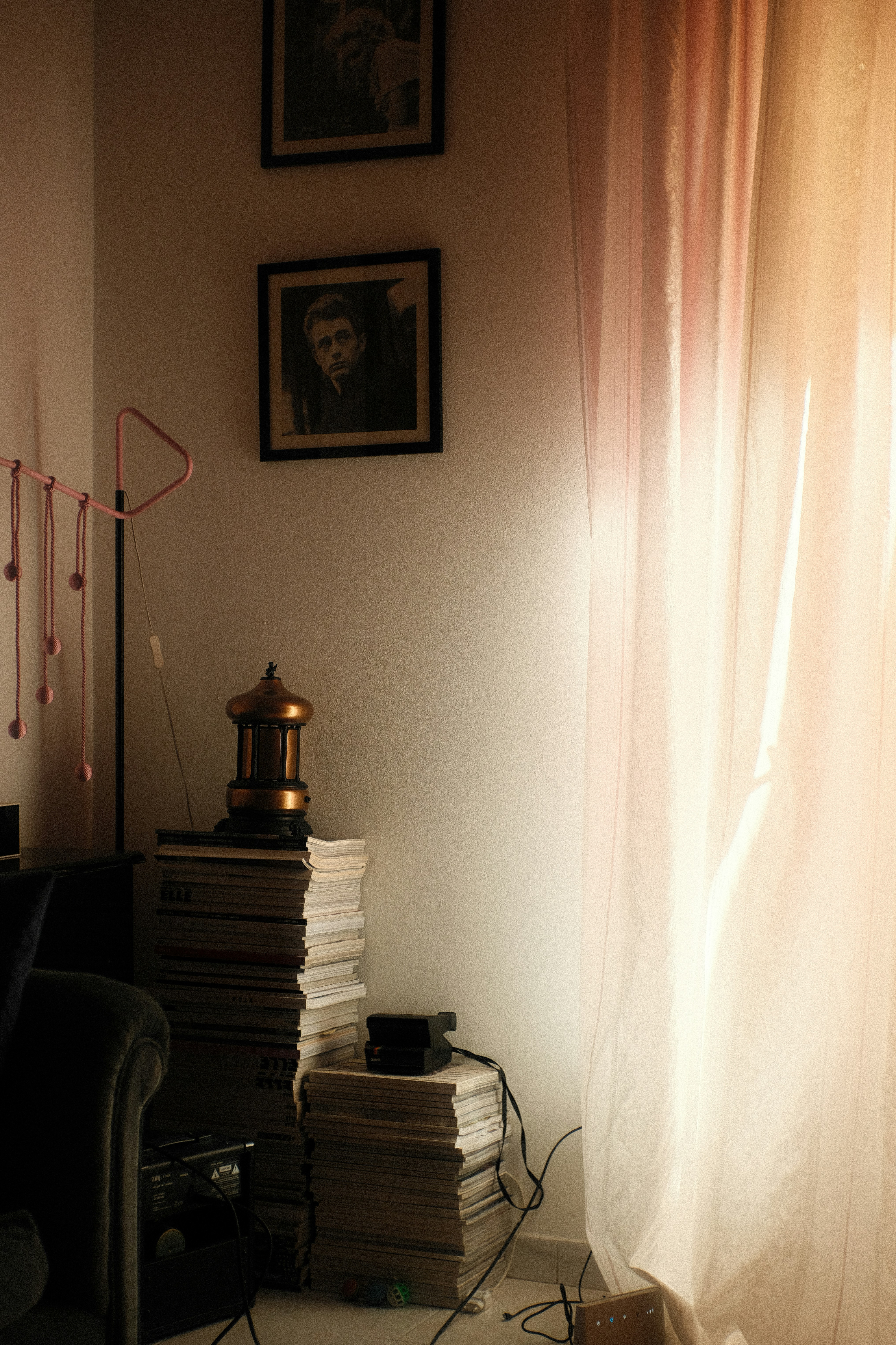 椅子の隣の床の上に置かれた本の山