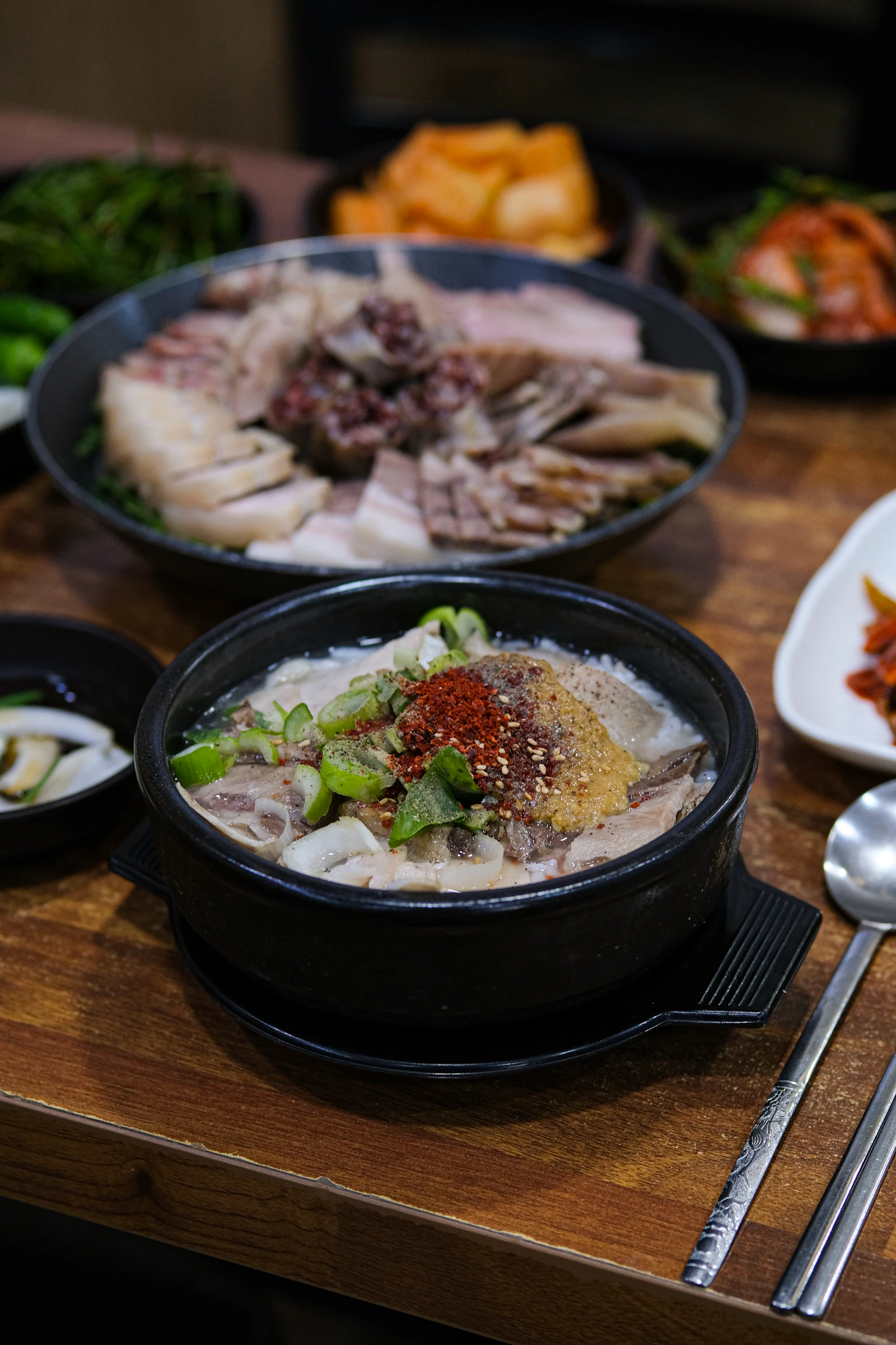 Nồi gà luộc nguyên con đang sôi trên bếp