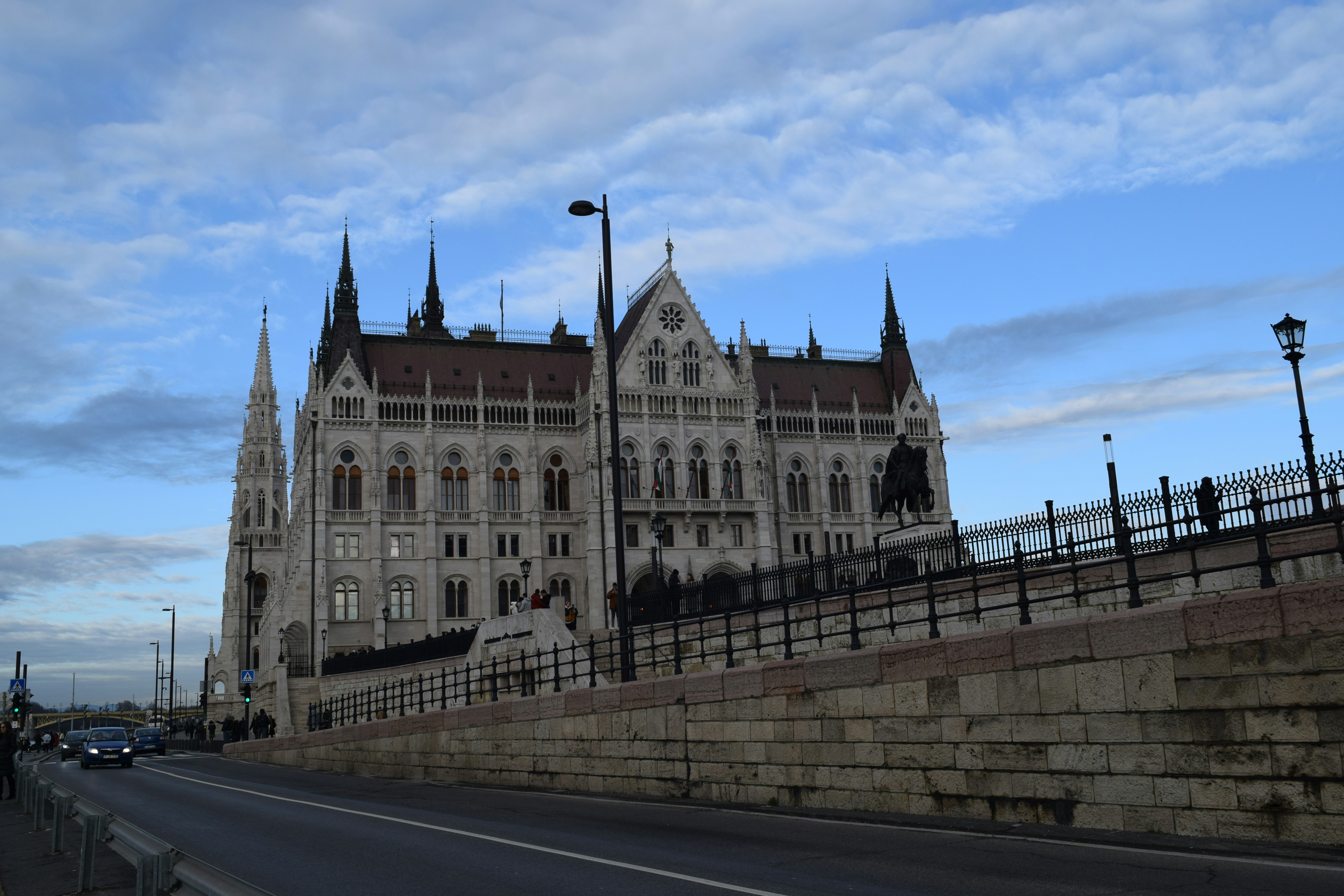 헝가리, 16년 만에 정권교체...오르반 시대의 종말