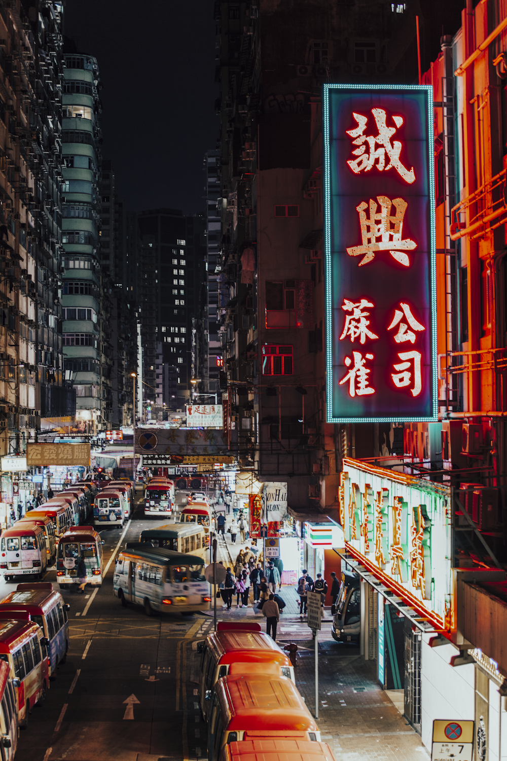 a city street filled with lots of traffic at night