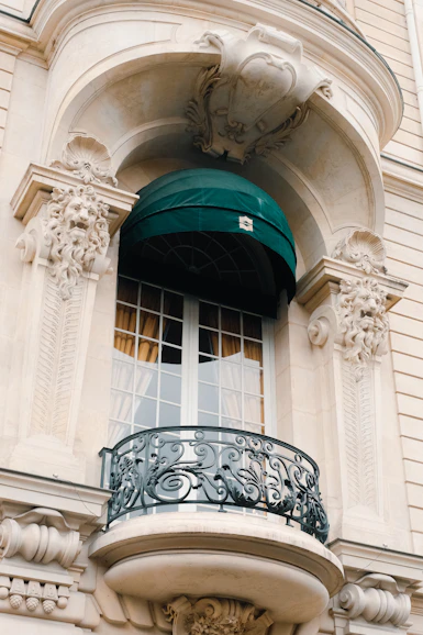 Balcone parigino con tenda verde, fascino discreto dell'architettura locale	