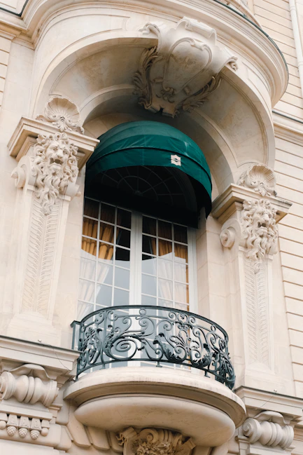 Balcon parisien avec auvent vert, charme discret de l'architecture locale	