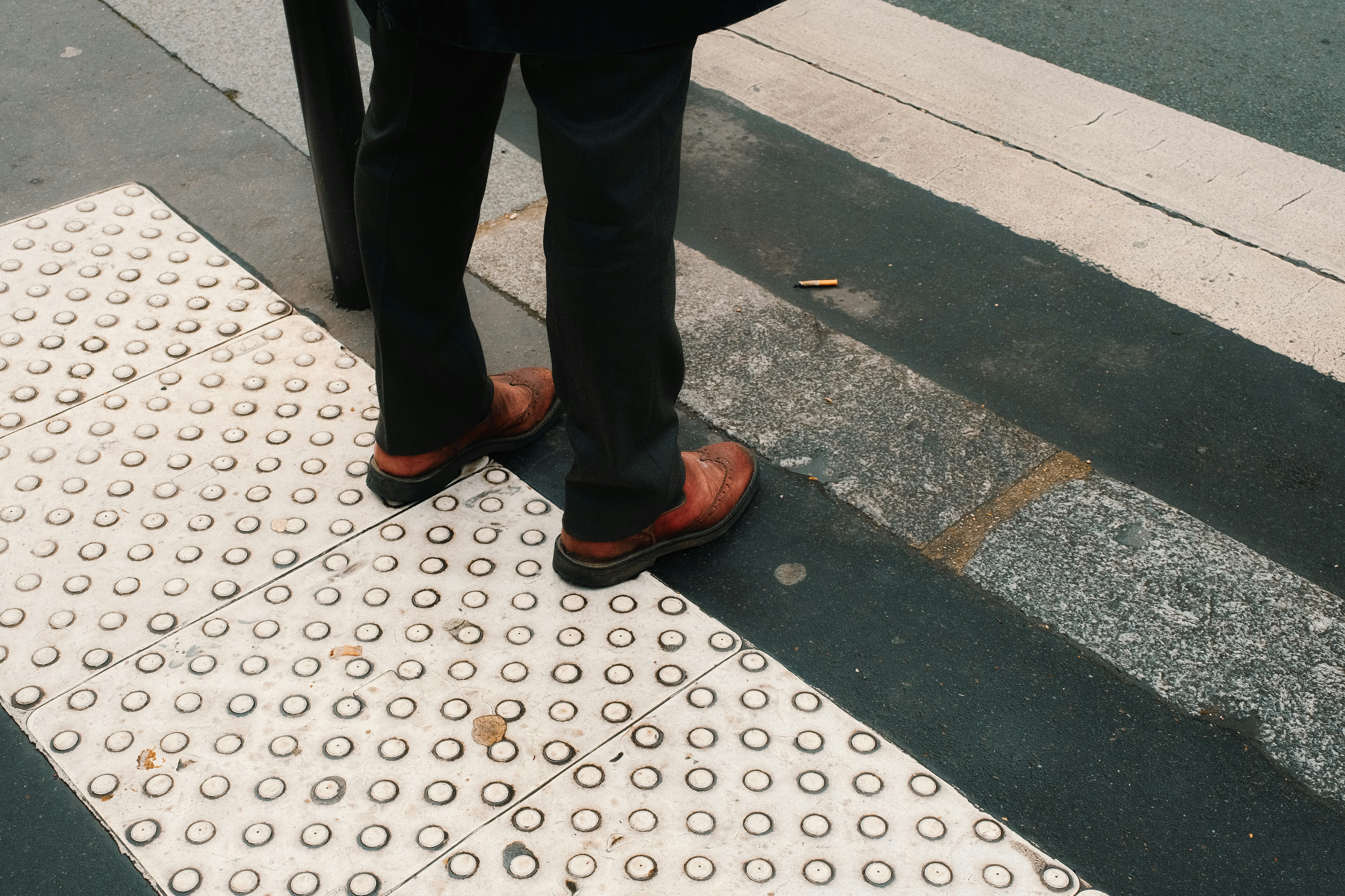 걷기만 해도 살 빠지는 사람이 가진 생활 습관 - a person standing on a cross walk with their feet on the ground