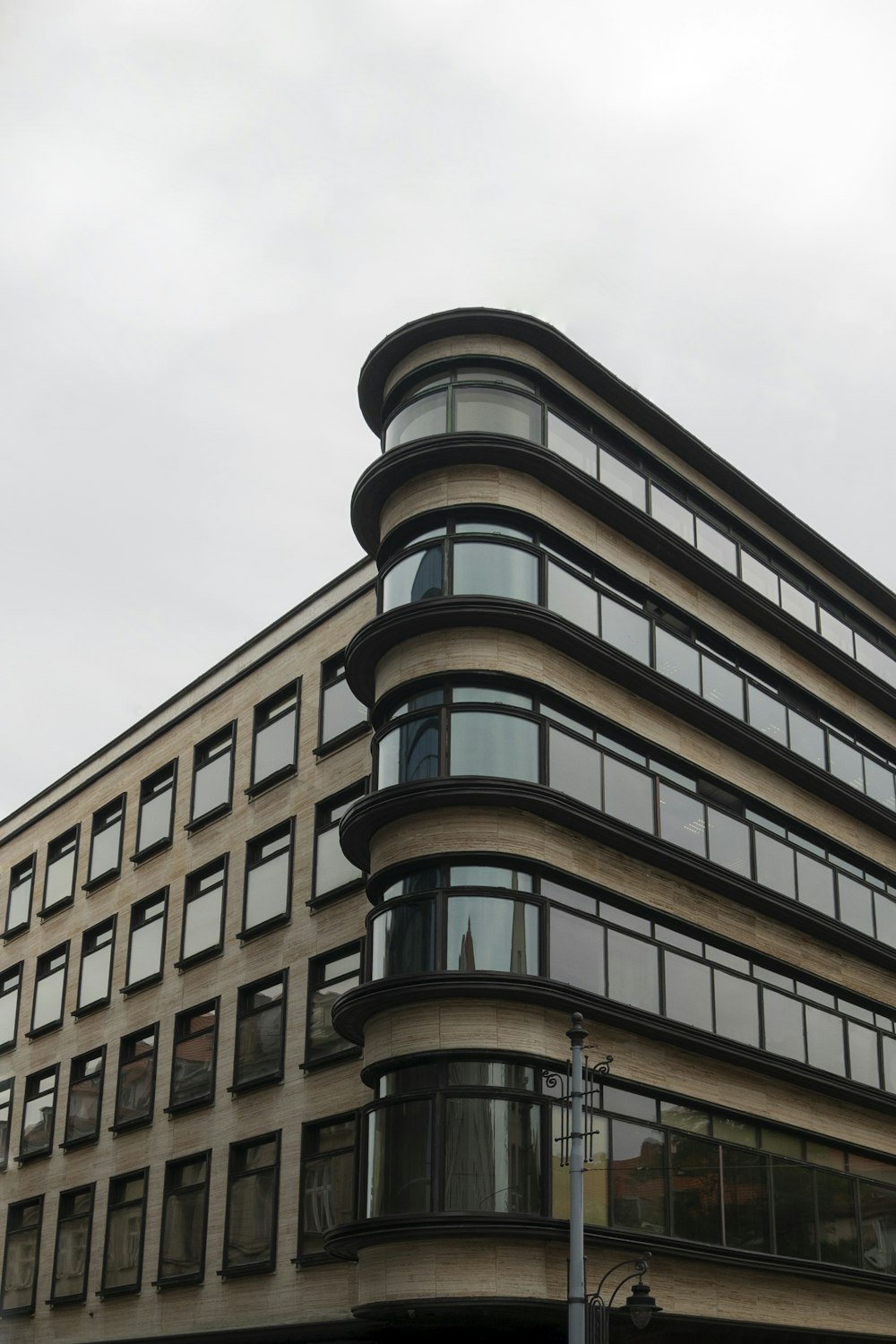 um edifício alto com muitas janelas em cima dele