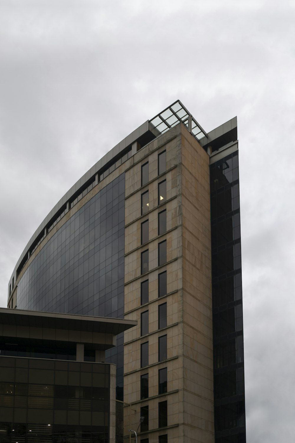 Un edificio alto con uno sfondo del cielo