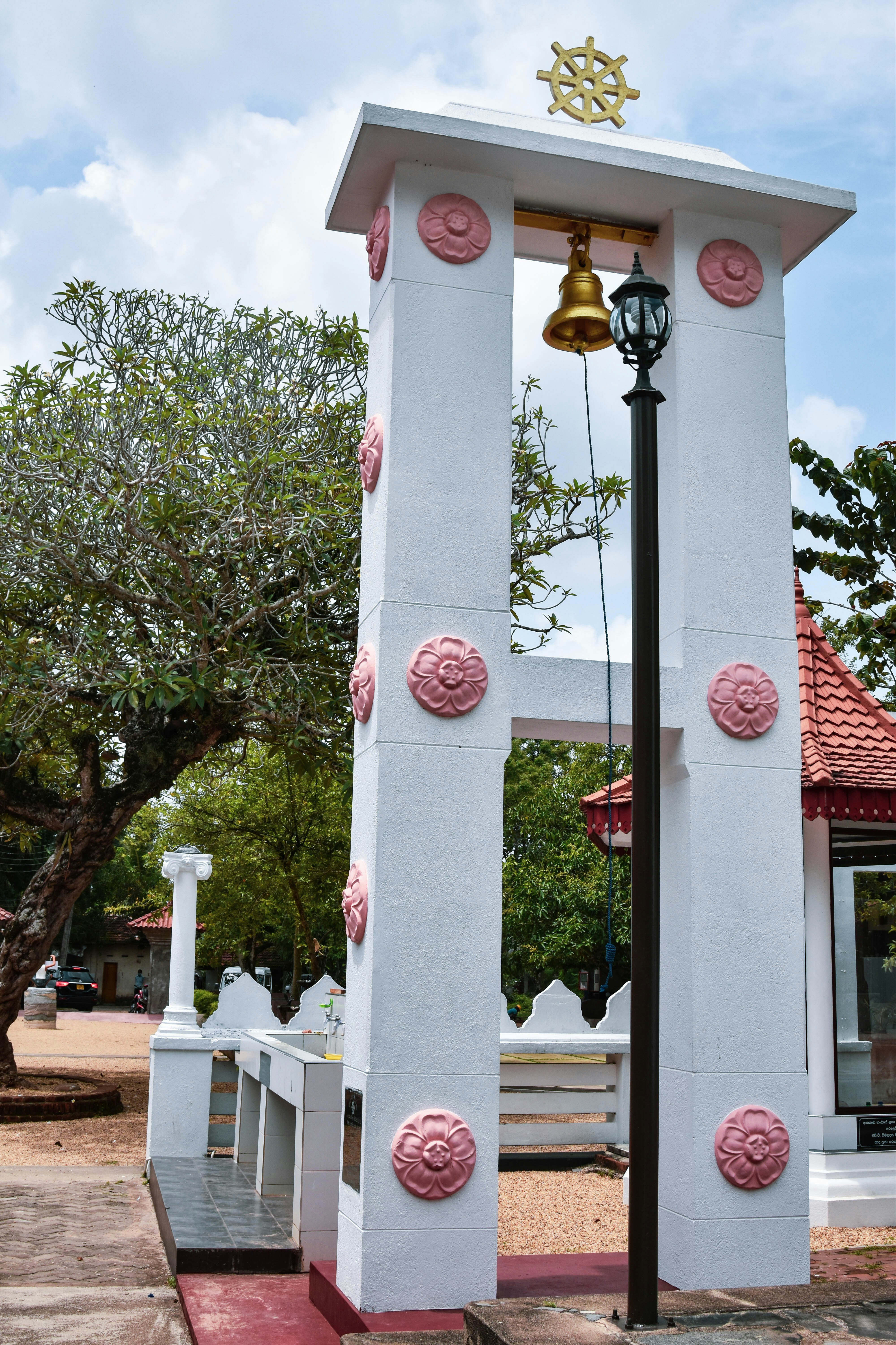 uma torre do relógio com um sino em cima dela