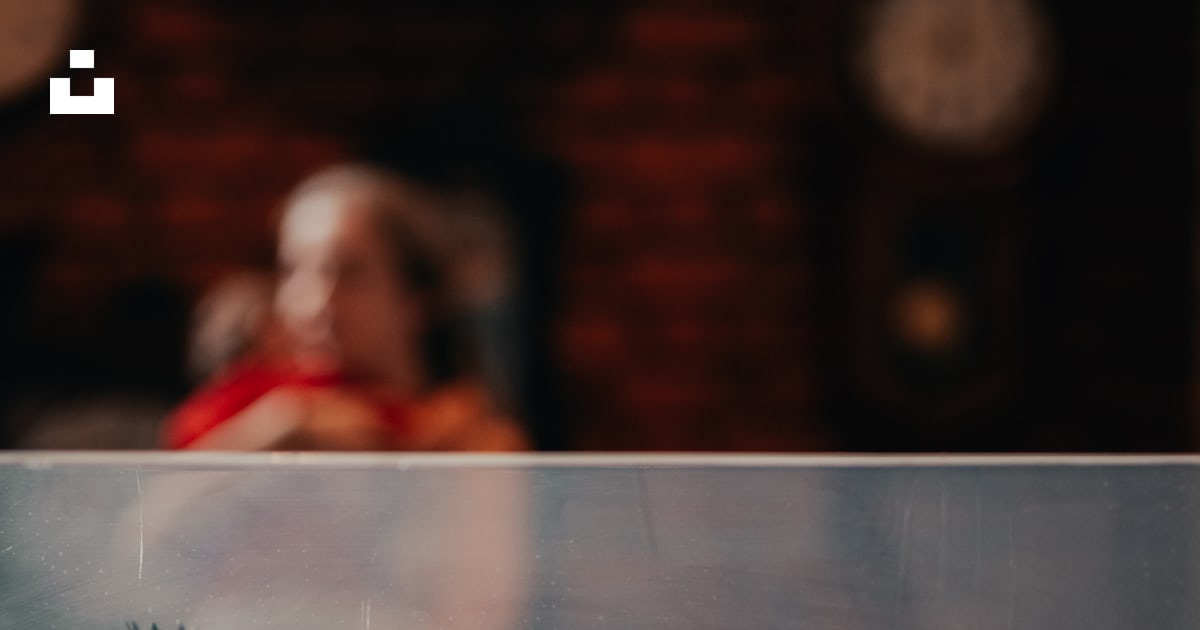 A miniature model of a steam engine and cart photo – Free Image on Unsplash