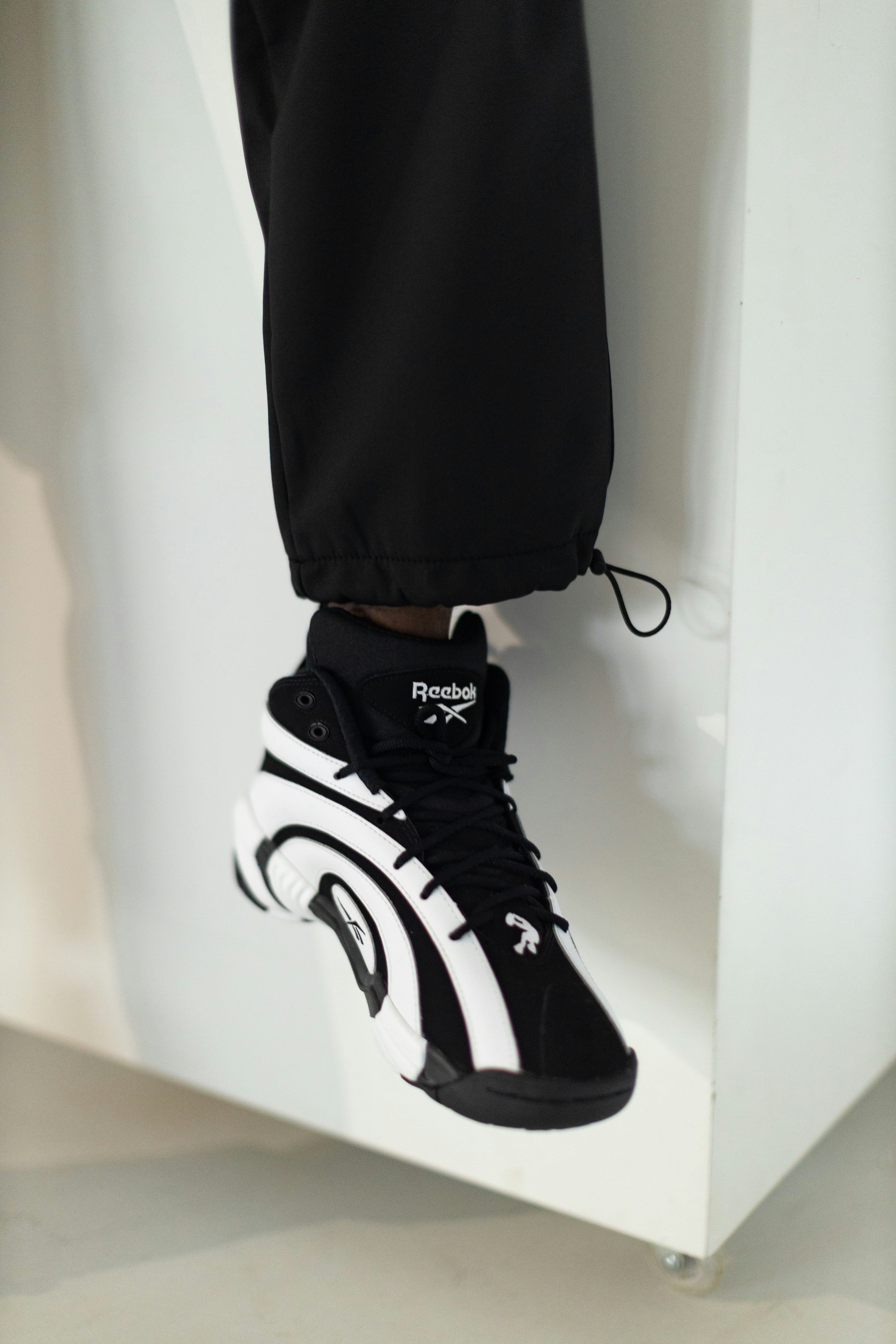 une personne debout sur une boîte blanche