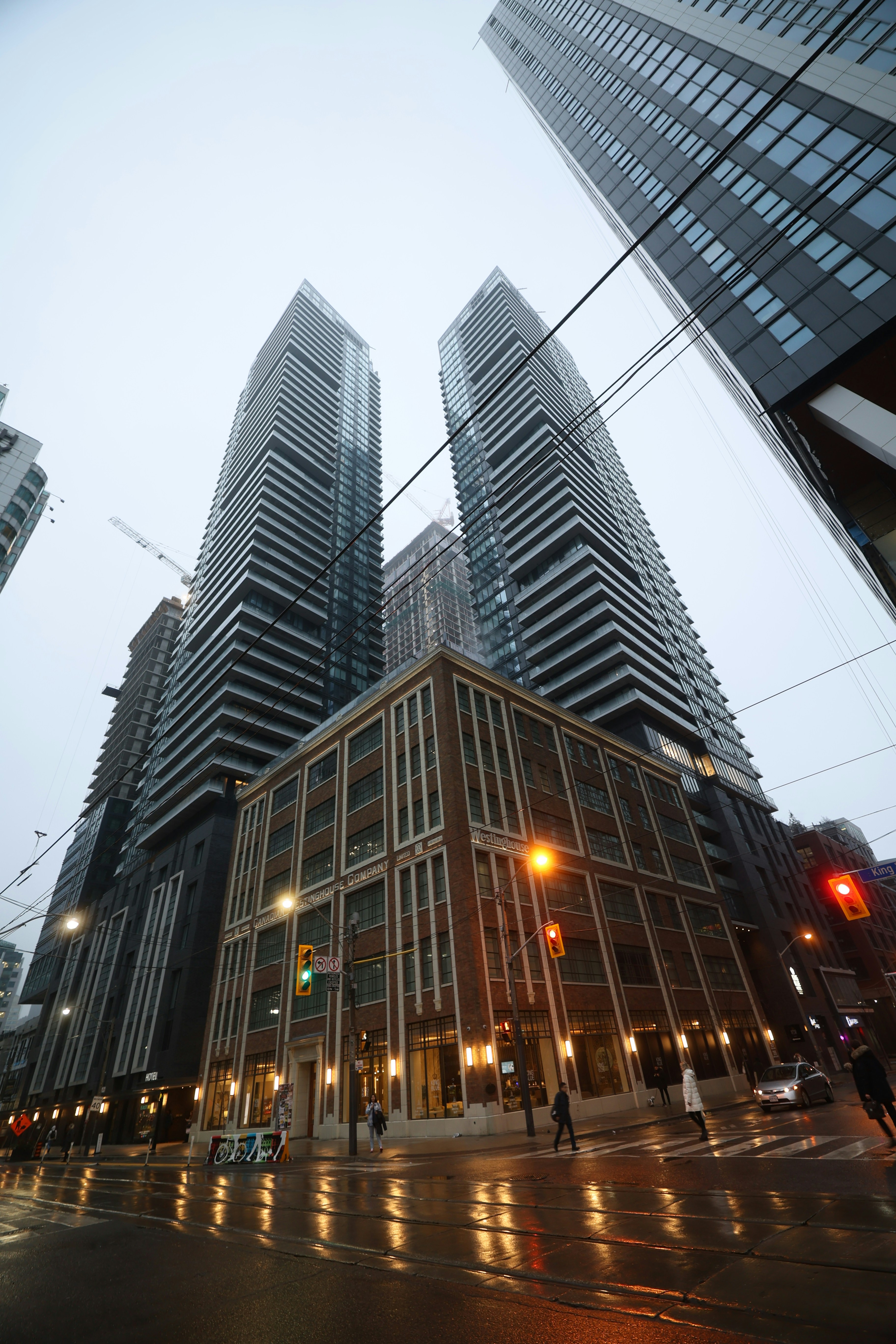 quelques grands immeubles assis l’un à côté de l’autre