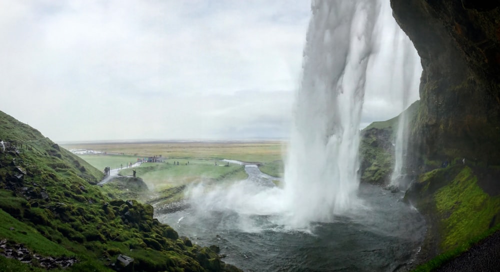 Una gran cascada está en medio de un valle verde