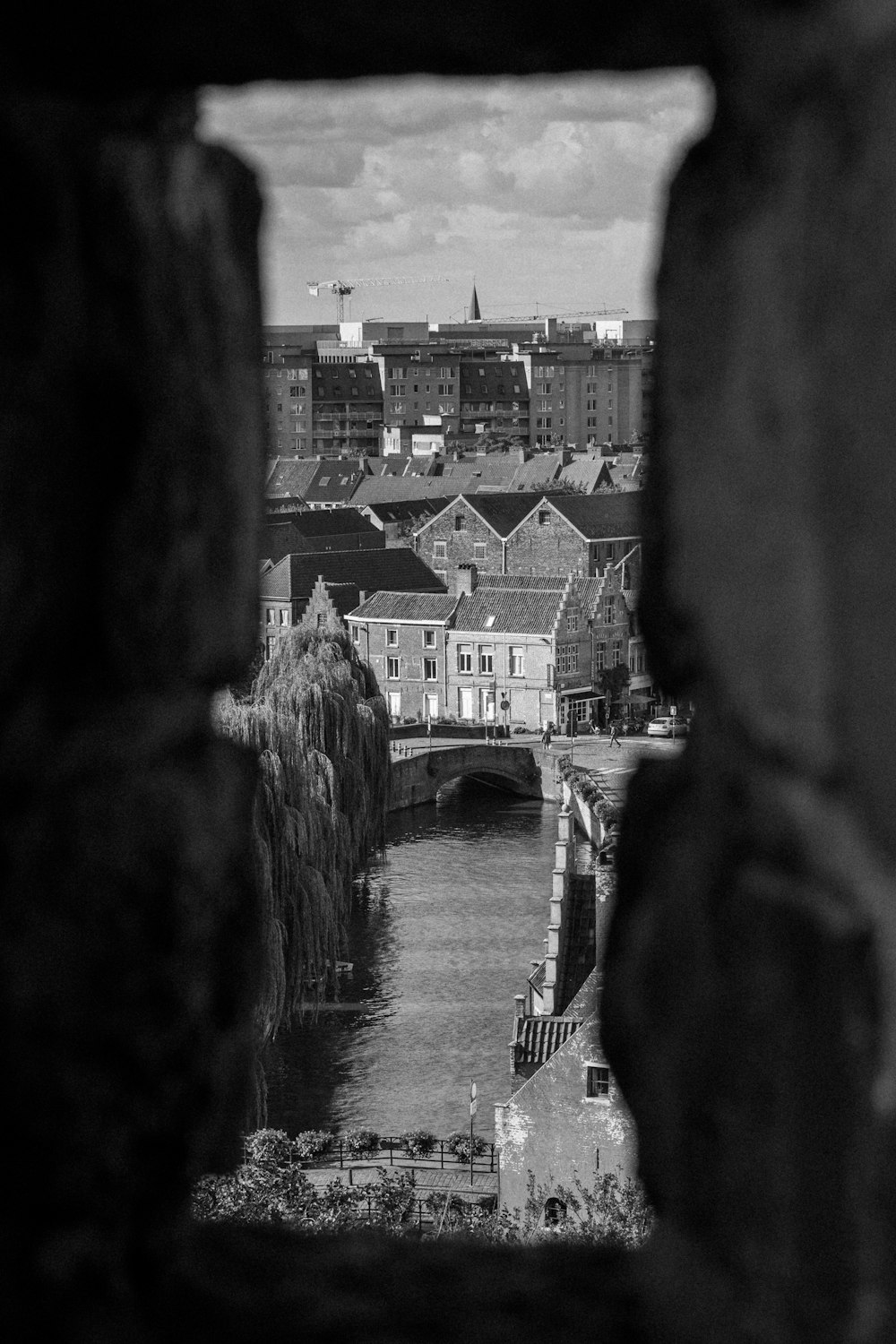 Una foto en blanco y negro de un río y edificios