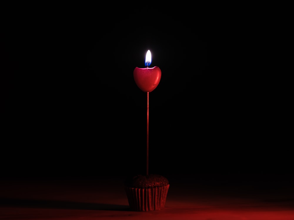 una magdalena con una vela que sobresale de ella