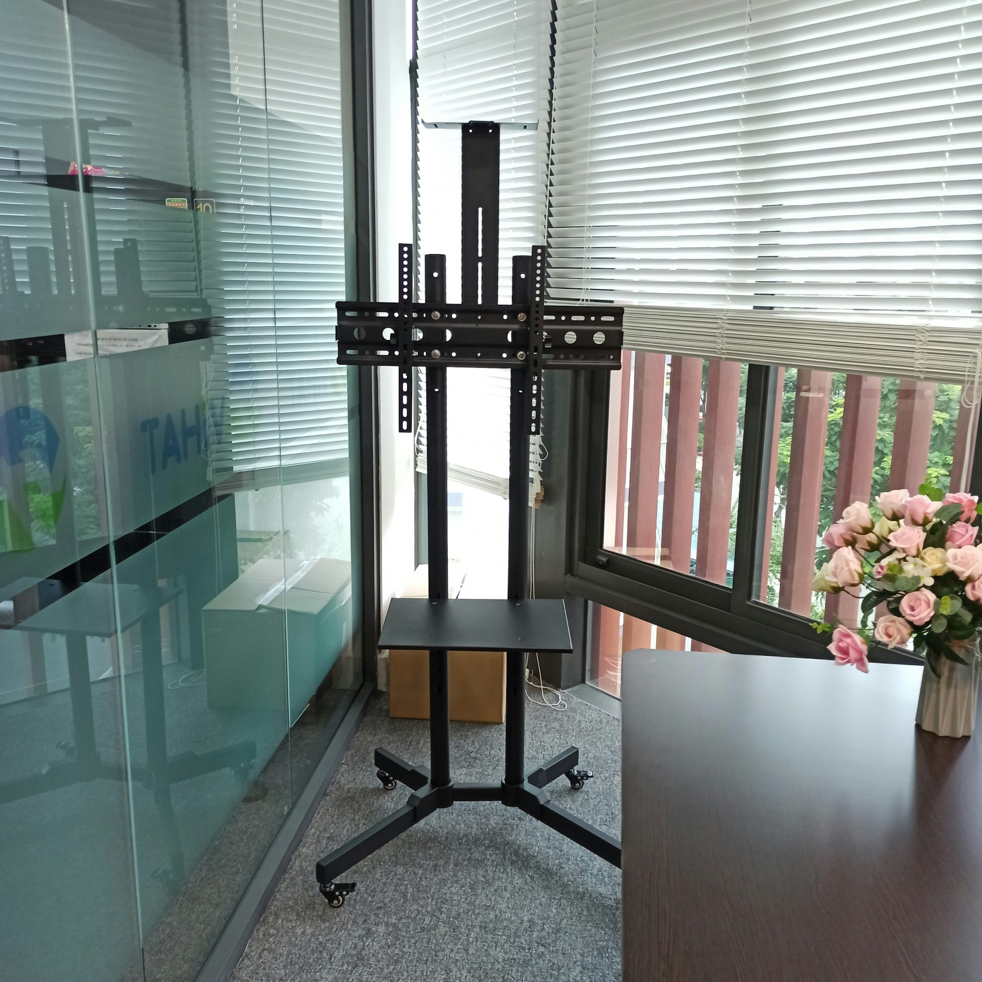 gray computer monitor