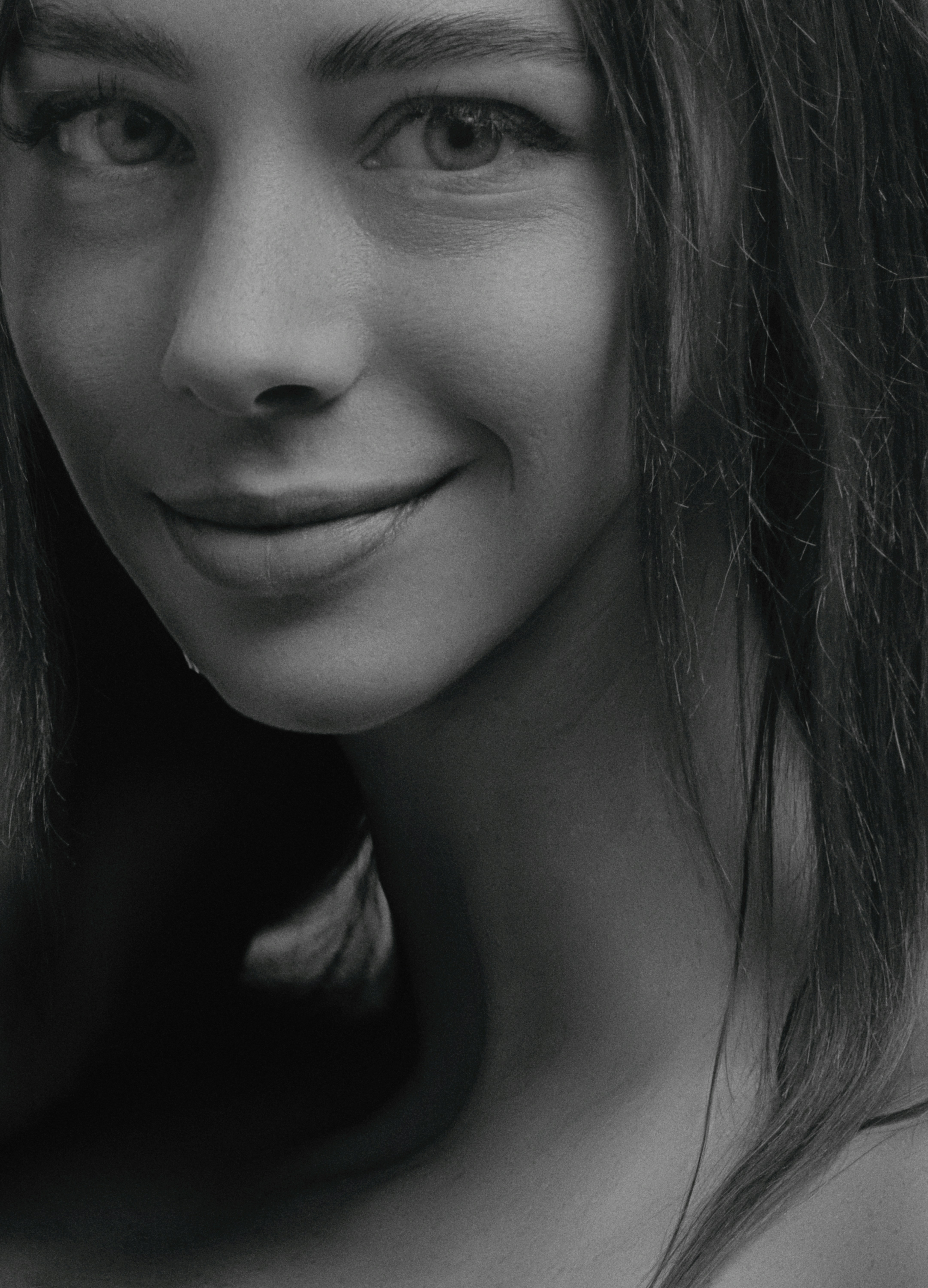 Une photo en noir et blanc d'une femme souriante photo – Image gratuite de  Femme sur Unsplash, image size:3000x4163