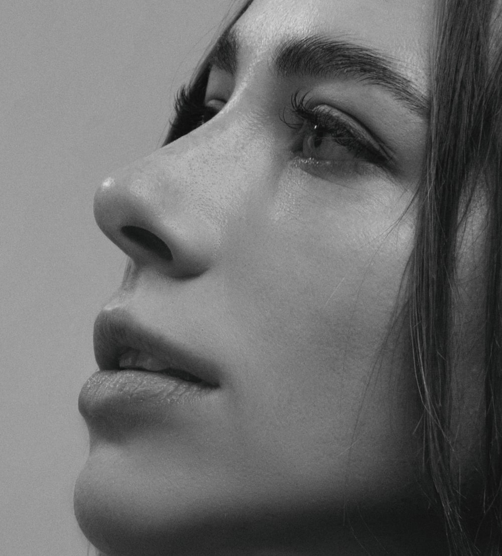 Una foto in bianco e nero del volto di una donna foto – Persona Immagine  gratuita su Unsplash