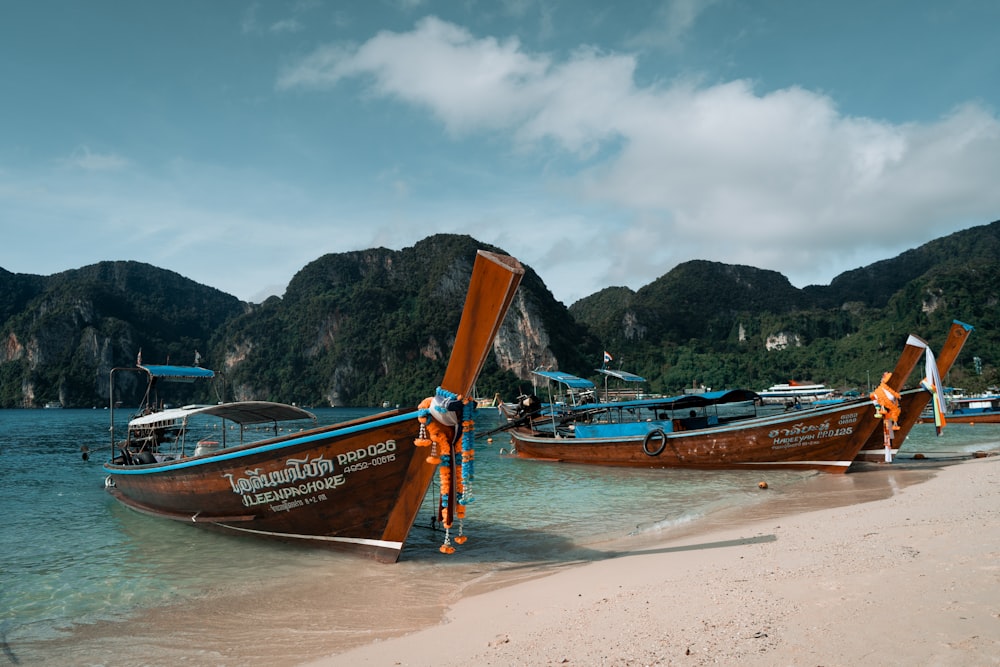 Un couple de bateaux assis au sommet d’une plage